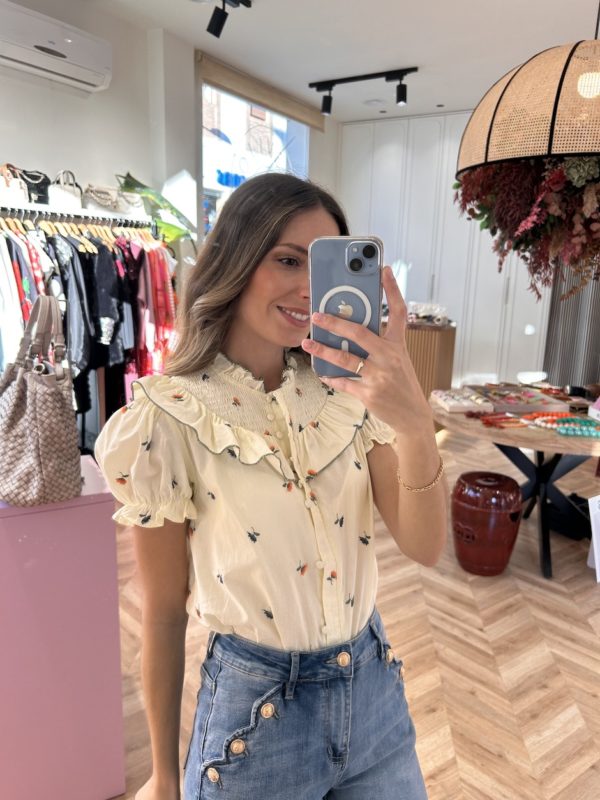 Camisa Nido De Abeja Flores Bordadas Vainilla - Imagen 2