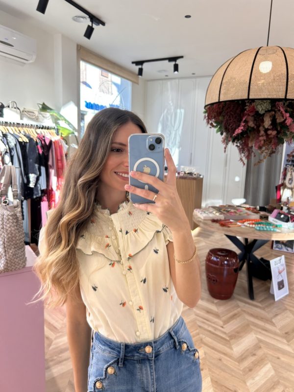 Camisa Nido De Abeja Flores Bordadas Vainilla - Imagen 3