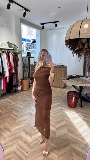 Vestido Midi Tul Escote Asiméstrico Toffee