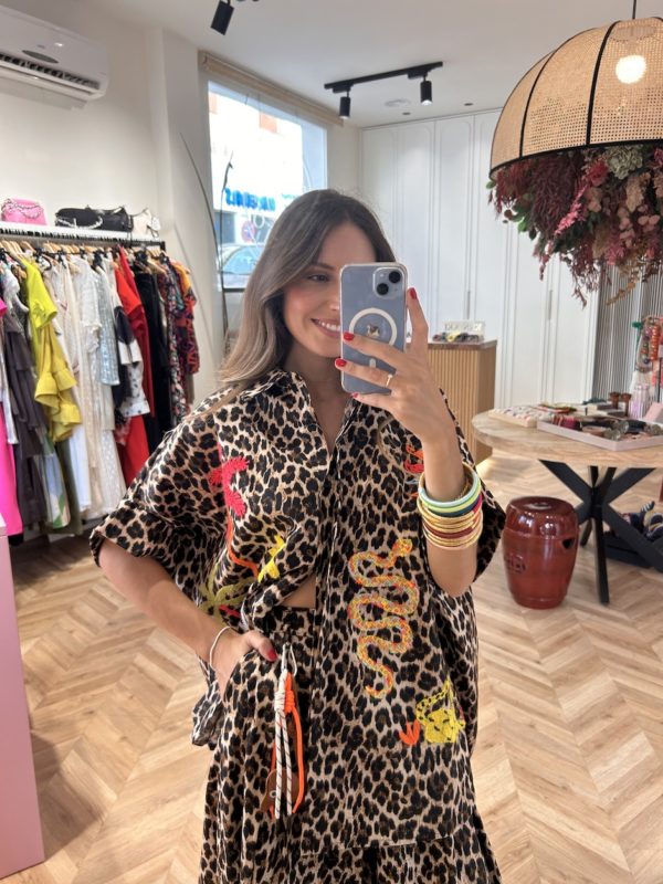 Maxi Camisa Estampado Animal Bordados Flúor - Imagen 2