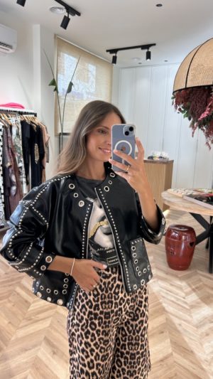 Cazadora Efecto Piel Tachas Negra