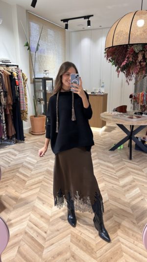 Falda Larga Satinada Blonda Encaje