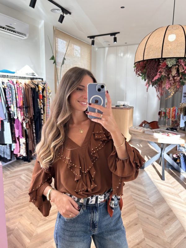 Blusa Chorreras Detalle Tachas Avellana - Imagen 3