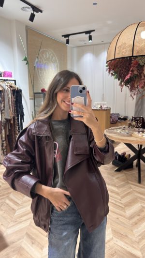 Cazadora Efecto Piel Solapa Berenjena