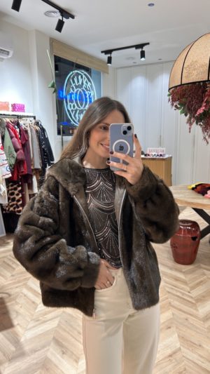 Abrigo Corto Pelo Detalle Labrado